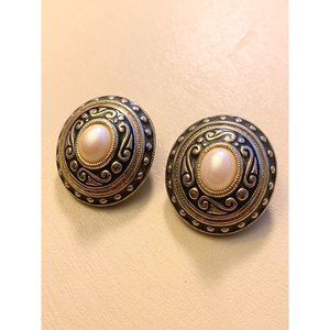 Vintage Gold plated and pearl Dome Clip on earring 80's